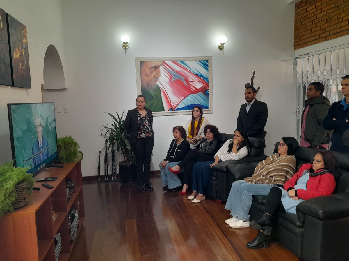 Desde  <a href="/EmbacubaCol/">Embajada de Cuba en Colombia</a>, los miembros de misión estatal respaldamos  la intervención del 
Canciller de Cuba, <a href="/BrunoRguezP/">Bruno Rodríguez P</a> en la ONU, con un contundente  rechazo al bloqueo de EE.UU. 
#Cuba no está sola! 
#NoMásBloqueo.