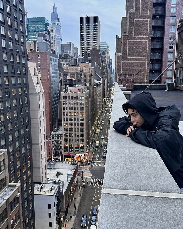 Jakehypens's tweet image. This is New York, (264).
A fine day in this sleepless city where the lights never fade, and the air hums with quiet ambition. The morning light brushed against me like heaven's touch, gentle yet full of promise. From atop the building, I saw a panorama that defines wonder itself.