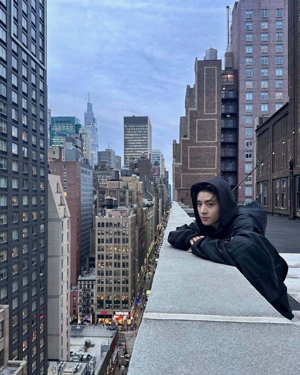 Jakehypens's tweet image. This is New York, (264).
A fine day in this sleepless city where the lights never fade, and the air hums with quiet ambition. The morning light brushed against me like heaven's touch, gentle yet full of promise. From atop the building, I saw a panorama that defines wonder itself.