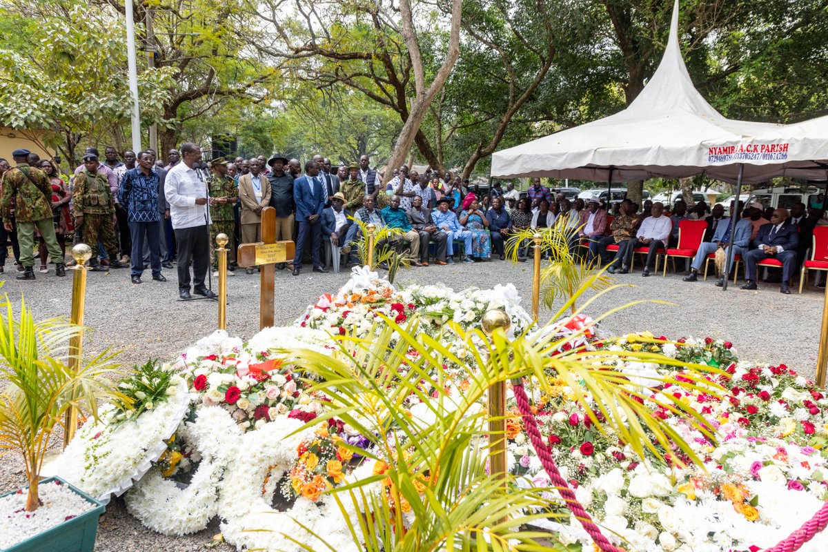 MusaliaMudavadi's tweet image. I visited Bondo, a historic cradle of our nation’s independence, and a home that embodies Kenya’s enduring story of leadership and resilience, to condole with Mama Ida and the family of my late brother, Rt. Hon. Raila Odinga, C.G.H., just days after we laid him to rest.

I deeply…