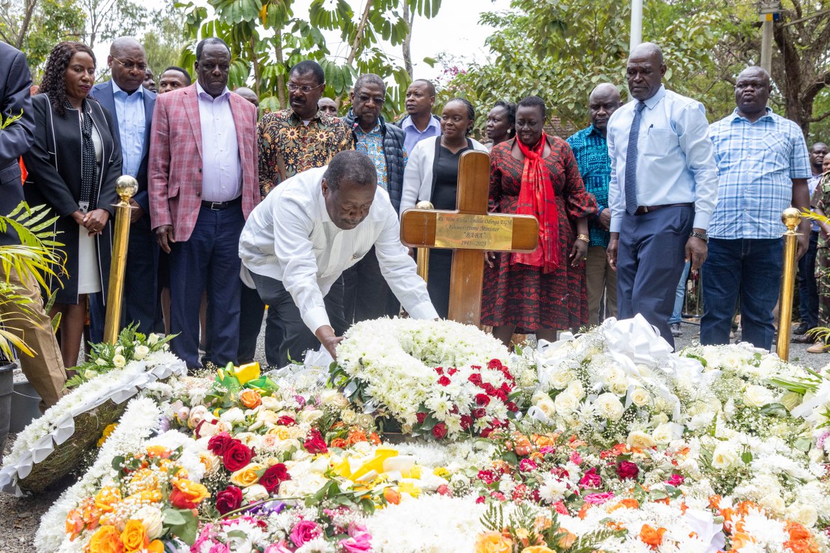 MusaliaMudavadi's tweet image. I visited Bondo, a historic cradle of our nation’s independence, and a home that embodies Kenya’s enduring story of leadership and resilience, to condole with Mama Ida and the family of my late brother, Rt. Hon. Raila Odinga, C.G.H., just days after we laid him to rest.

I deeply…
