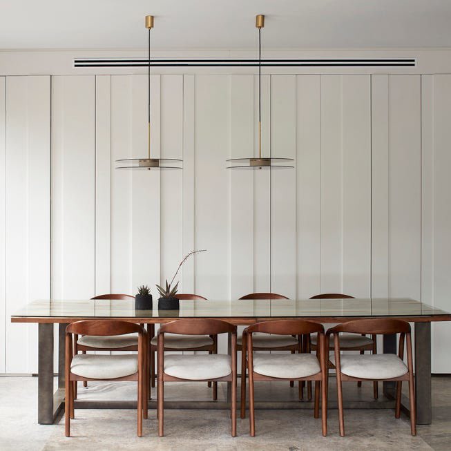 Rodeada de vegetación y apartada del ritmo urbano, esta casa de 200 metros cuadrados ofrece a sus propietarios la sensación de vivir en un exclusivo resort privado. nuevoestilo.es/casas/a6911681…

Proyecto: Pazit Winer
Fotos: Shai Gil