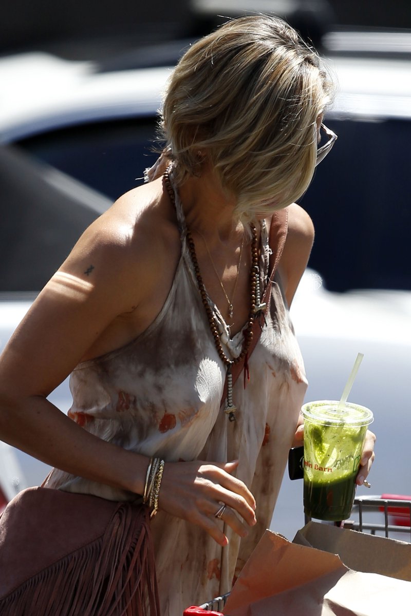 kraffcaps182066's tweet photo. ELSA PATAKY: ¡La naturalidad es su mejor accesorio! ✨ Vistazo a su street style más hippie chic mientras hace la compra.
Top tie-dye, collares y un batido verde... y sin sujetador. ¡Totalmente boho! 🌿
#ElsaPataky #NaturalStyle #CelebrityStyle #SinSujetador #kraffcapsfamosas https://t.co/jXWnoIIGC6