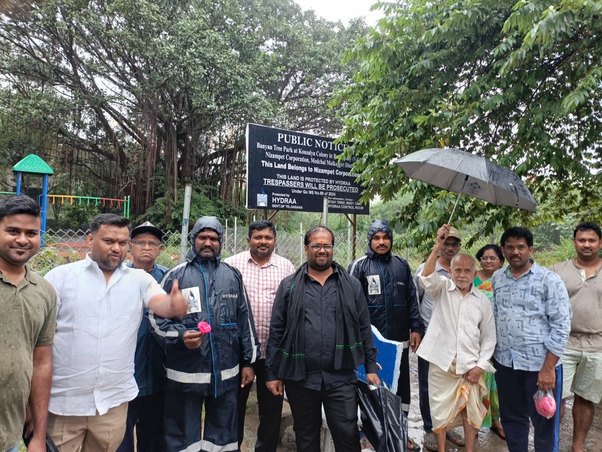 -నిజాంపేటలో పార్కుల‌ను కాపాడిన హైడ్రా
-2600 గ‌జాల పార్కు స్థ‌లం చుట్టూ ఫెన్సింగ్‌
-రూ. 39 కోట్ల విలువైన భూమిని కాపాడిన హైడ్రా
-సంబ‌రాలు చేసుకున్న‌ కాల‌నీ వాసులు

❇️ నిజాంపేట మున్సిపాలిటీలో వేర్వేరు ప్రాంతాల్లో రెండు పార్కుల‌ను హైడ్రా బుధ‌వారం కాపాడింది. బృందావ‌న్ కాల‌నీలో 2300 గ
