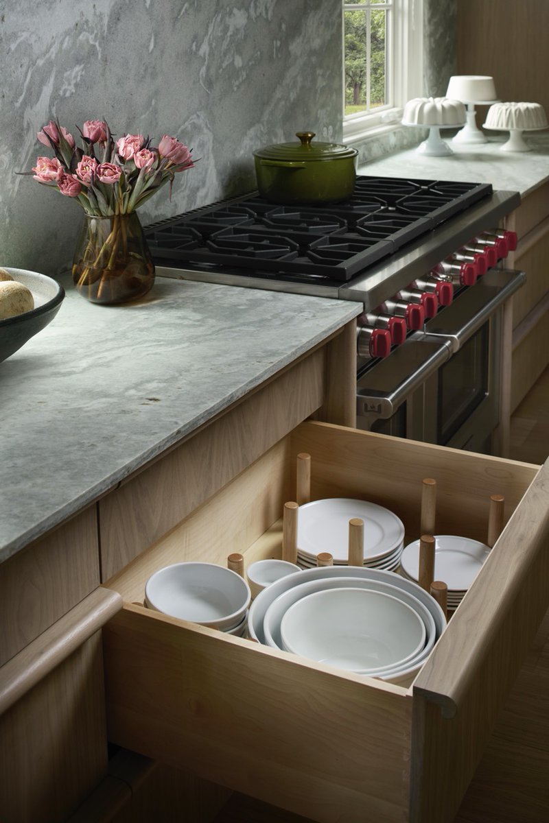 A place for everything &amp; everything in its place 🙌

Our 4DPS Series Drawer Peg System keeps your drawers neat, secure, and effortlessly organized.

Learn more: loom.ly/2joSdFQ

#revashelf