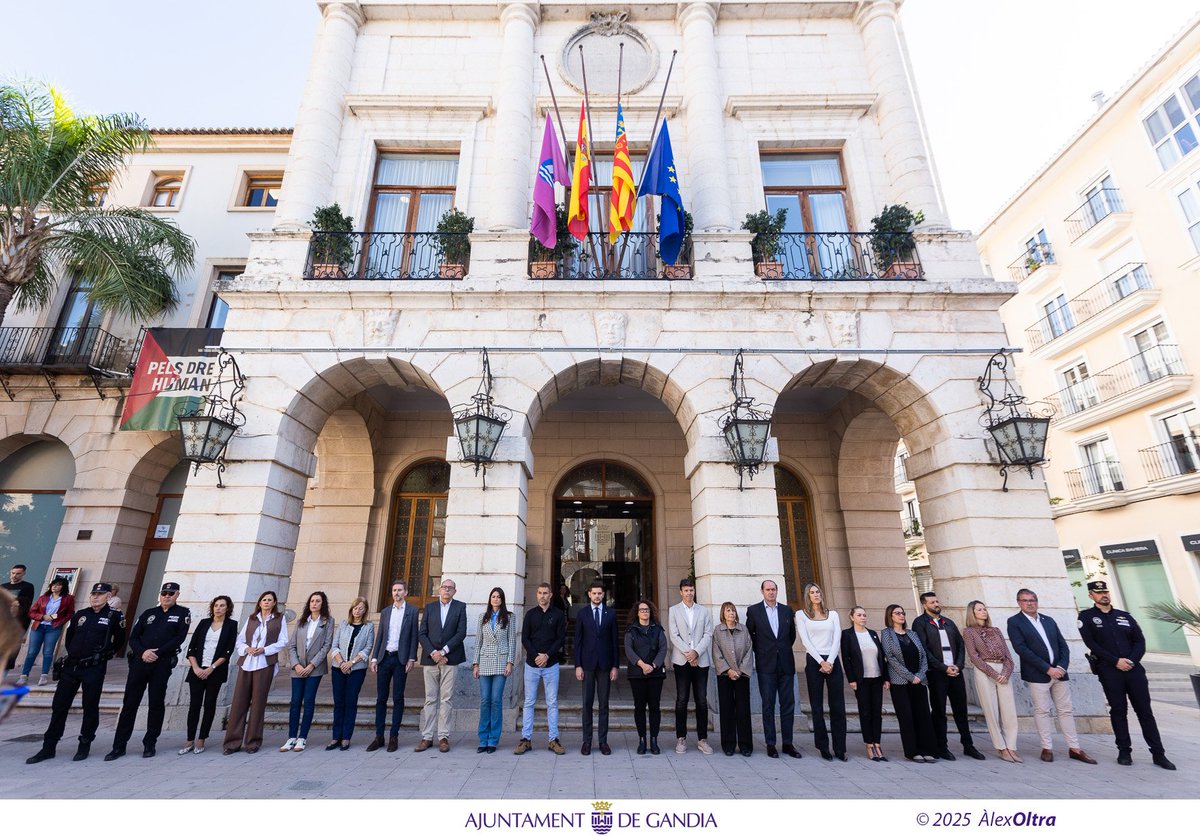 🖤Emotiu minut de silenci a #Gandia per la memòria de les víctimes de la DANA.

Un silenci seguit d'un clam: #MazónDimissió!

Ni oblit, perdó!