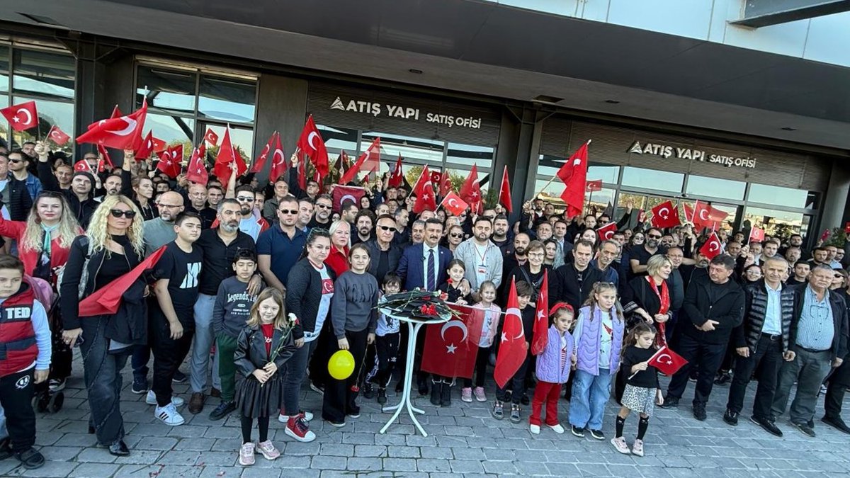 YS_Turkoglu's tweet photo. ATIŞ YAPI MAĞDURLARI YALNIZ DEĞİLDİR!

Sadece evleri değil, umutları çalınan, 
sadece hayalleri değil, adeta huzurları gasp edilen ATIŞ YAPI mağdurlarının hak arayışlarının yanında olduk.

Yalnızca bir konut değil, adalet de isteyen vatandaşlarımızla birlikte Devletin tüm kurumlarına seslendik:

“Bu projeleri kaderine terk etmeyin.
Bir finansal model bulun, tamamlayın, teslim edin! Bu mağduriyetin üzerinin yeni ortaklıklarla, yeni tabelalarla örtülmesine izin vermeyin!”