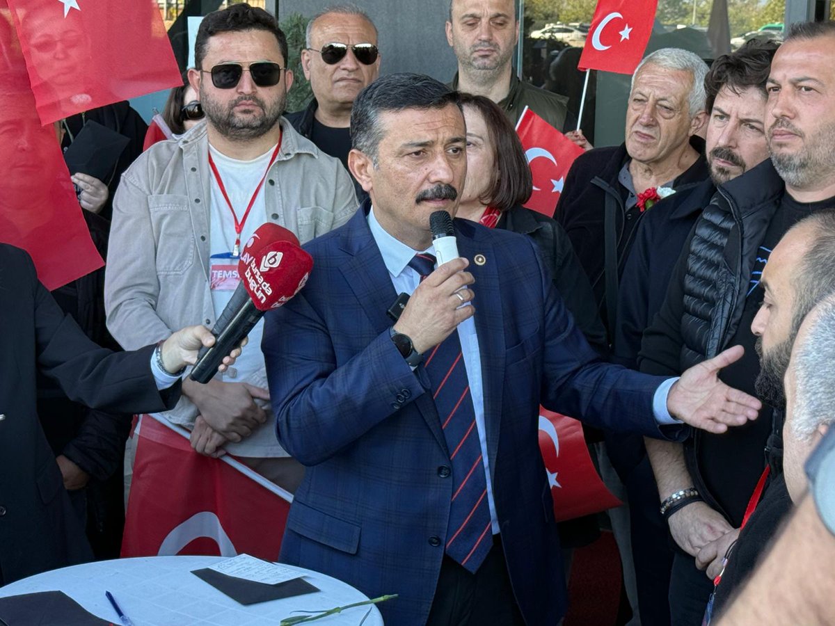 YS_Turkoglu's tweet photo. ATIŞ YAPI MAĞDURLARI YALNIZ DEĞİLDİR!

Sadece evleri değil, umutları çalınan, 
sadece hayalleri değil, adeta huzurları gasp edilen ATIŞ YAPI mağdurlarının hak arayışlarının yanında olduk.

Yalnızca bir konut değil, adalet de isteyen vatandaşlarımızla birlikte Devletin tüm kurumlarına seslendik:

“Bu projeleri kaderine terk etmeyin.
Bir finansal model bulun, tamamlayın, teslim edin! Bu mağduriyetin üzerinin yeni ortaklıklarla, yeni tabelalarla örtülmesine izin vermeyin!”
