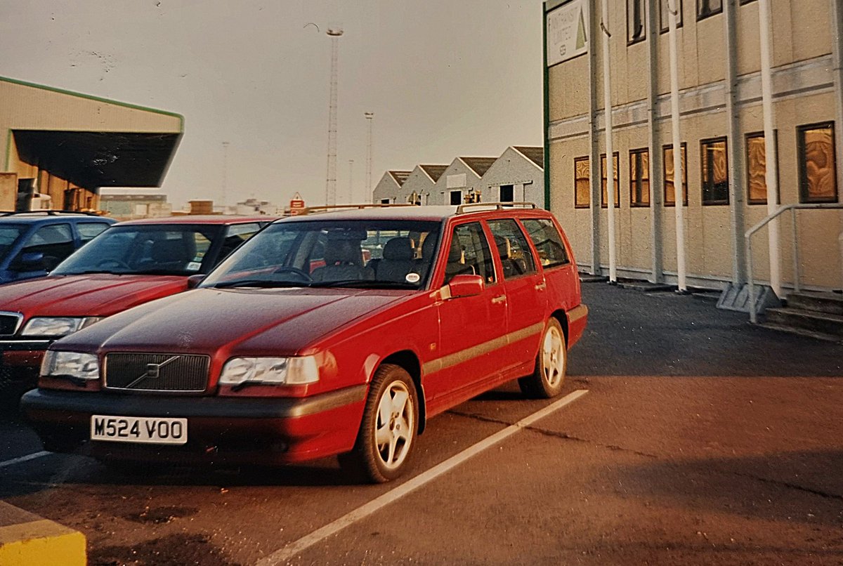 Siisti T-5.
Olin röissä U.K.ssa -96, ja firman suomalaisella tj:llä oli samanlainen Volvo (kuvassa). Käytiin silloin tällöin lounaalla muualla ja Mieleen jäi: "Katotaan saadaanko 100 mph mittariin ennen tota liittymää" 😀