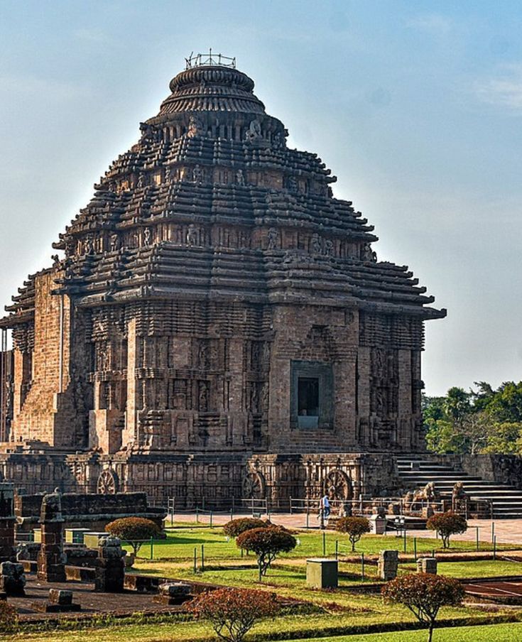 Except of sculptures, rarely anything is hindu. Hindu architecture rennaisance came around 11th-12th century actually with these