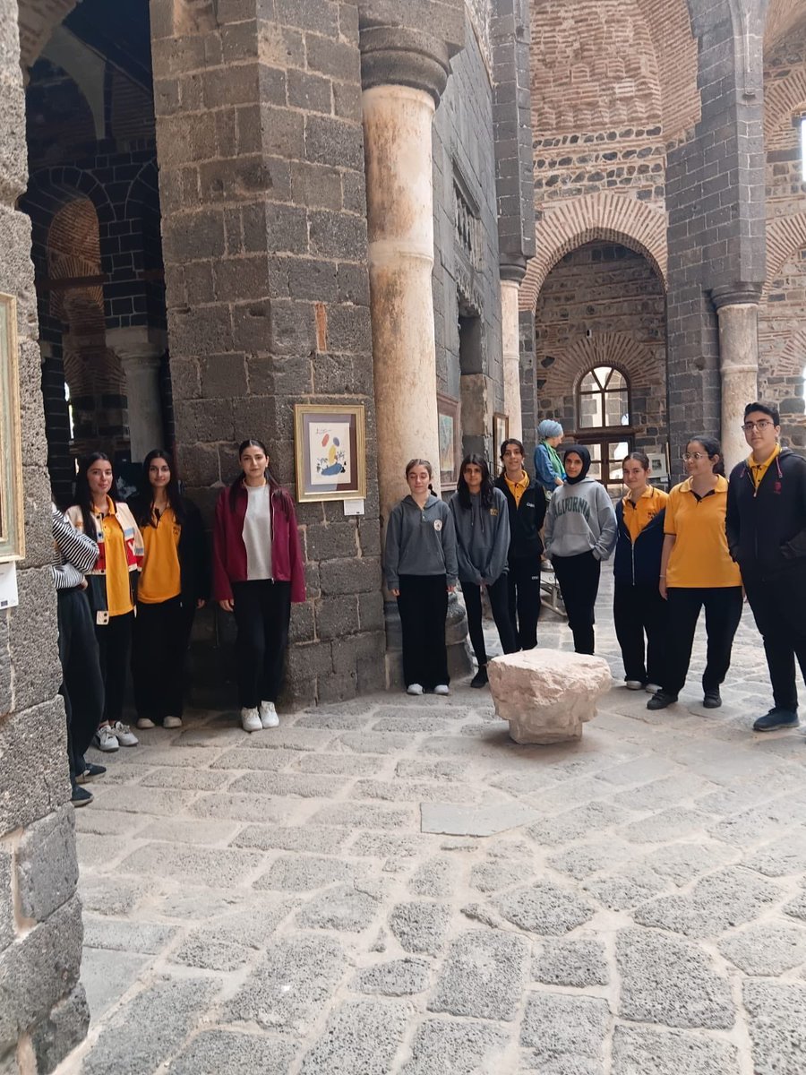 8Lisesi's tweet photo. Kültür Yolu Festivali kapsamında Okulumuz Onur Kurulu ve Kütüphanecilik Kulübüne üye öğrencilerimiz ile Pablo Picasso: Yaratılış Her Şeydir sergisine katılım sağladık.. https://t.co/59y5926ds3