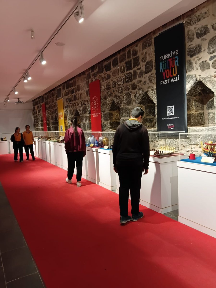 8Lisesi's tweet photo. Kültür Yolu Festivali kapsamında Okulumuz Onur Kurulu ve Kütüphanecilik Kulübüne üye öğrencilerimiz ile Pablo Picasso: Yaratılış Her Şeydir sergisine katılım sağladık.. https://t.co/59y5926ds3