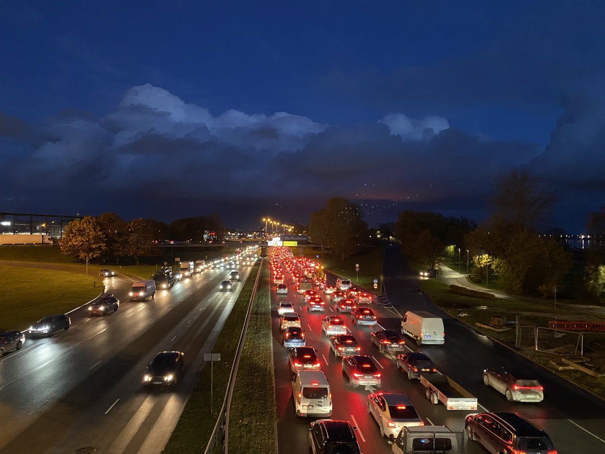 Šovakar Rīga ļoti sastrēgusi. Krasta iela  ļoti lēna jau no Dzelzceļa tilta. 🤔