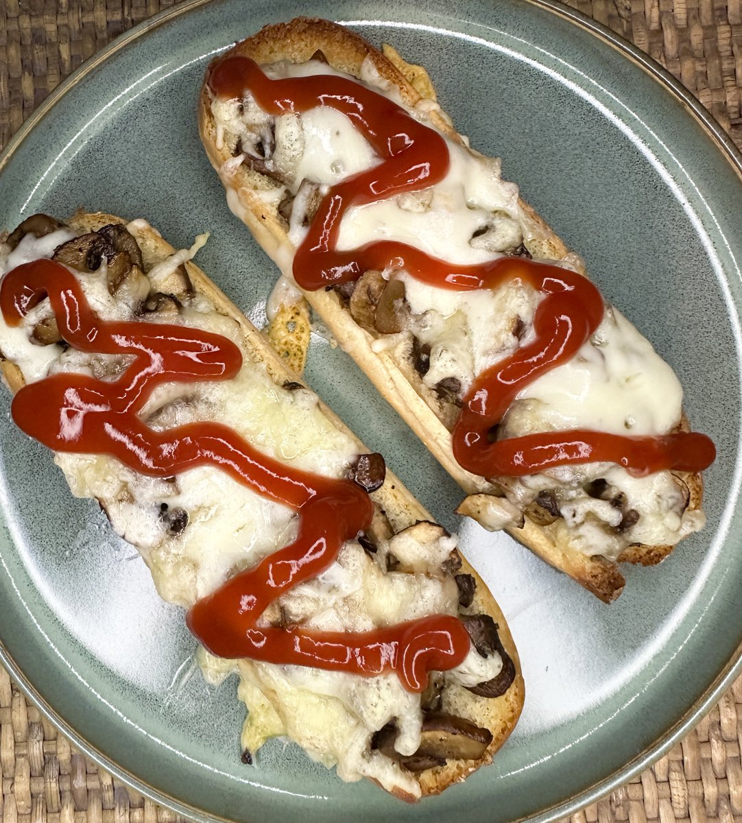 Zapiekanka PRL’86

Możecie się śmiać do woli, że dzisiaj wrzuciłem na warsztat coś tak banalnego. Śmiech to zdrowie, ale nie wiem jak Wam - mnie często przypominają się smaki dzieciństwa. Wystarczy jedno niepozorne skojarzenie i gotowe! Jajecznica u babci, rosół w niedzielę, albo