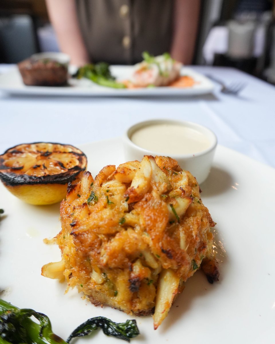 Can never go wrong with crab cakes. 🤤
