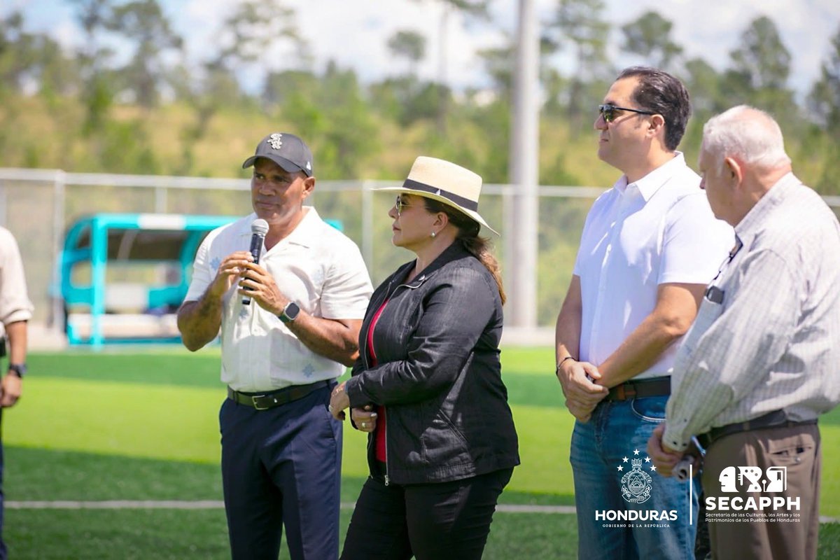 SECAPPH's tweet image. #SECAPPHINFORMA 🥅 En Dulce Nombre de Culmí, la presidenta @xiomaracastroz constató el progreso en la construcción de una moderna cancha de fútbol 11 con grama sintética, que se convertirá en un importante centro de convivencia y desarrollo para la comunidad. ⚽️🏟

​Con una…