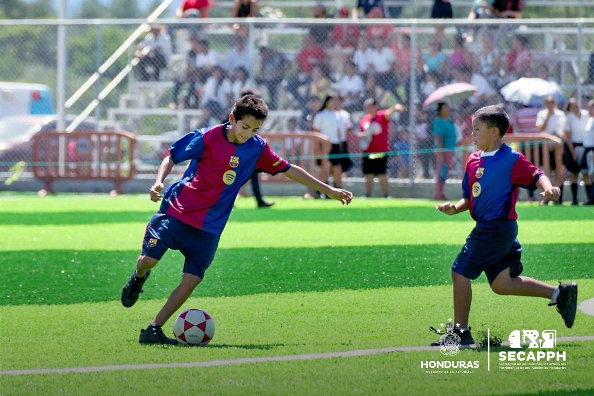 SECAPPH's tweet image. #SECAPPHINFORMA 🥅 En Dulce Nombre de Culmí, la presidenta @xiomaracastroz constató el progreso en la construcción de una moderna cancha de fútbol 11 con grama sintética, que se convertirá en un importante centro de convivencia y desarrollo para la comunidad. ⚽️🏟

​Con una…