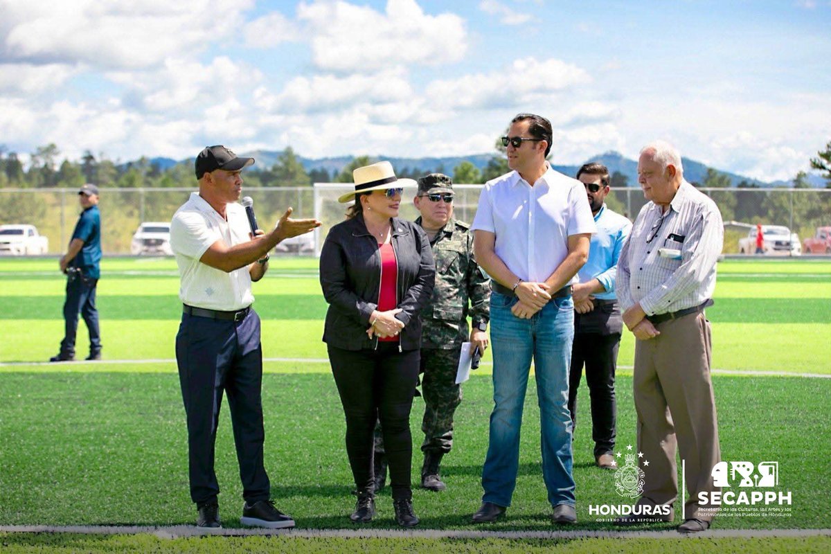 SECAPPH's tweet image. #SECAPPHINFORMA 🥅 En Dulce Nombre de Culmí, la presidenta @xiomaracastroz constató el progreso en la construcción de una moderna cancha de fútbol 11 con grama sintética, que se convertirá en un importante centro de convivencia y desarrollo para la comunidad. ⚽️🏟

​Con una…