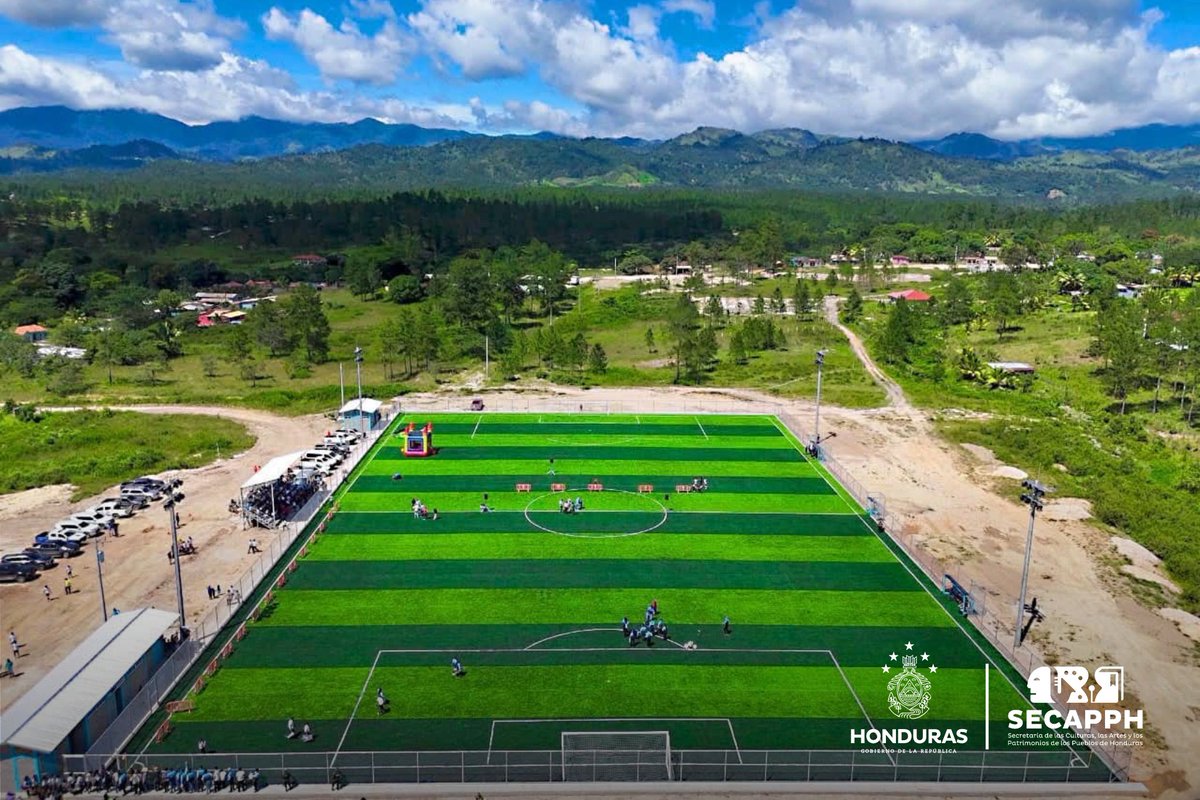 SECAPPH's tweet image. #SECAPPHINFORMA 🥅 En Dulce Nombre de Culmí, la presidenta @xiomaracastroz constató el progreso en la construcción de una moderna cancha de fútbol 11 con grama sintética, que se convertirá en un importante centro de convivencia y desarrollo para la comunidad. ⚽️🏟

​Con una…