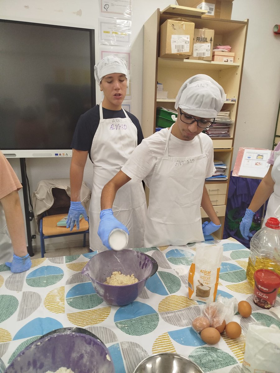 Hoy el alumnado del Aula Específica ha comenzado el taller de cocina, preparando ricas galletas para su fiesta de Halloween. 🎒👨‍🍳🧑‍🍳🎃🦇

¡Terroríficamente delicioso!

<a href="/ordenacioneduhu/">Servicio de Ordenación Educativa Huelva</a>
<a href="/EducaAnd/">Consejería Desarrollo Educativo y FP</a>
<a href="/cepdehuelva/">cephuelva</a>
<a href="/AytoHuelva/">Ayuntamiento Huelva</a>