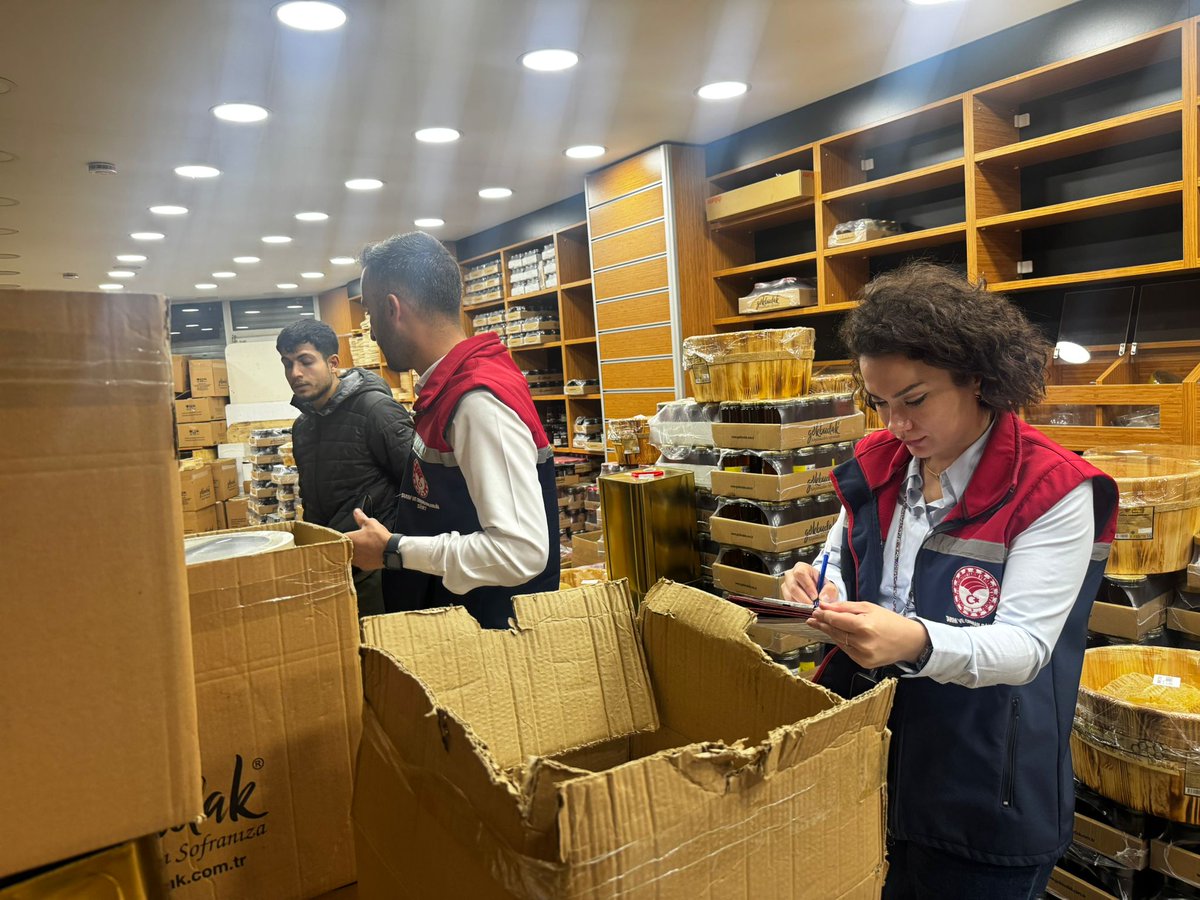🍯 Pervari Balı denetimleri İstanbul Esenyurt’ta Pervari İlçe Tarım ve Orman Müdürlüğü ekiplerimizce titizlikle devam ediyor.

Kaliteli, doğal ve güvenilir Pervari Balı’nın sofralarınıza en sağlıklı şekilde ulaşması için çalışmalarımız aralıksız sürüyor. 🐝✨

#PervariBalı