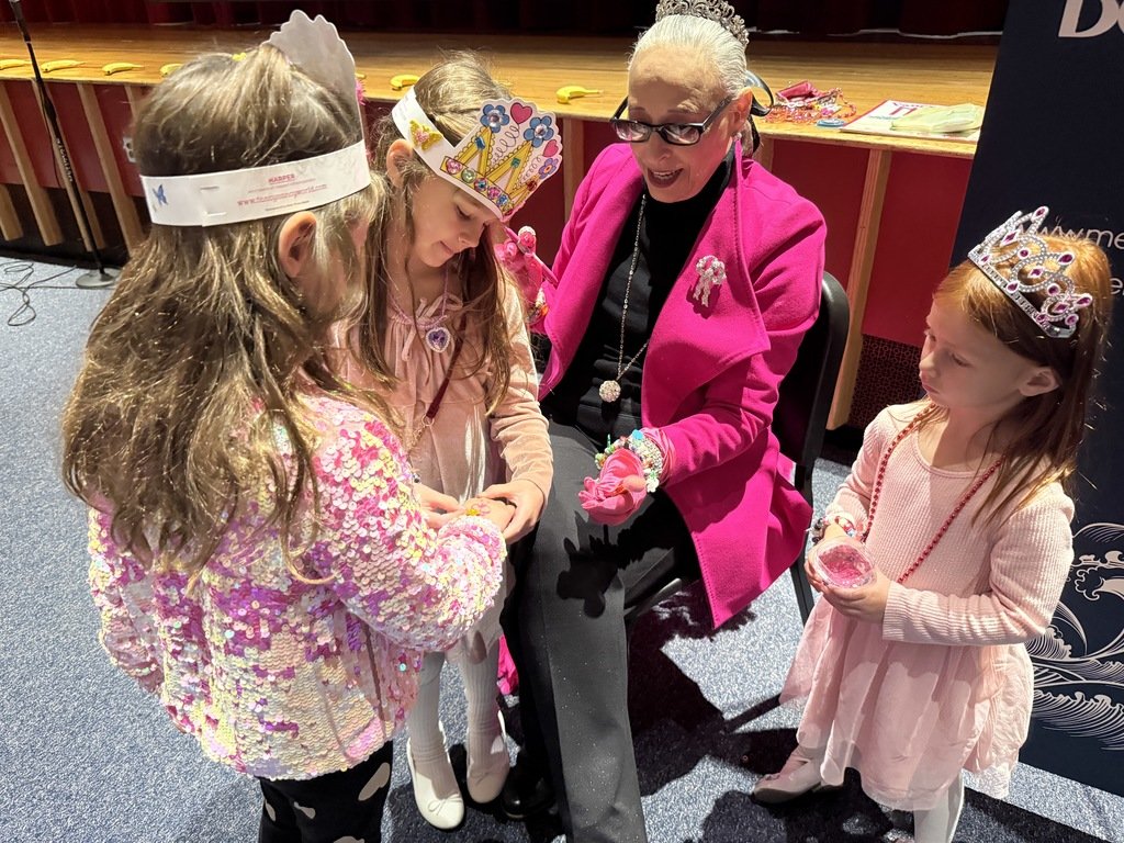 Families had a fancy time this weekend with Fancy Nancy illustrator Robin Preiss Glasser! It was a true celebration of art, storytelling, and the love of reading!