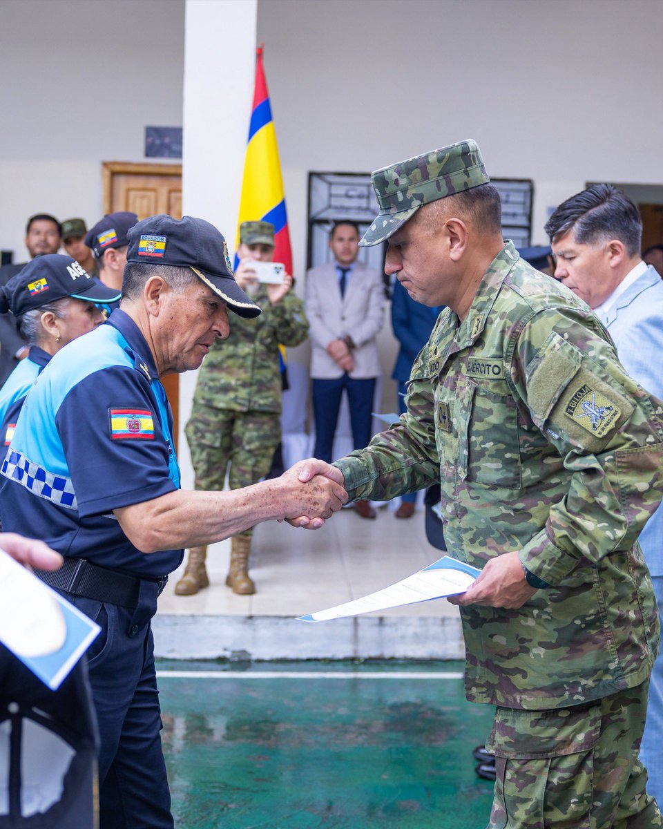 Se realizó la Ceremonia de Relevo de Mando del Cuerpo de Agentes de Control Municipal de Loja, donde el ACM. Morales Chicaiza Braulio asumió la jefatura, sucediendo al ACM. Granda Bermeo Hugo.

Compromiso y disciplina al servicio de la ciudad.

#TrabajoEnMarchaPorLoja