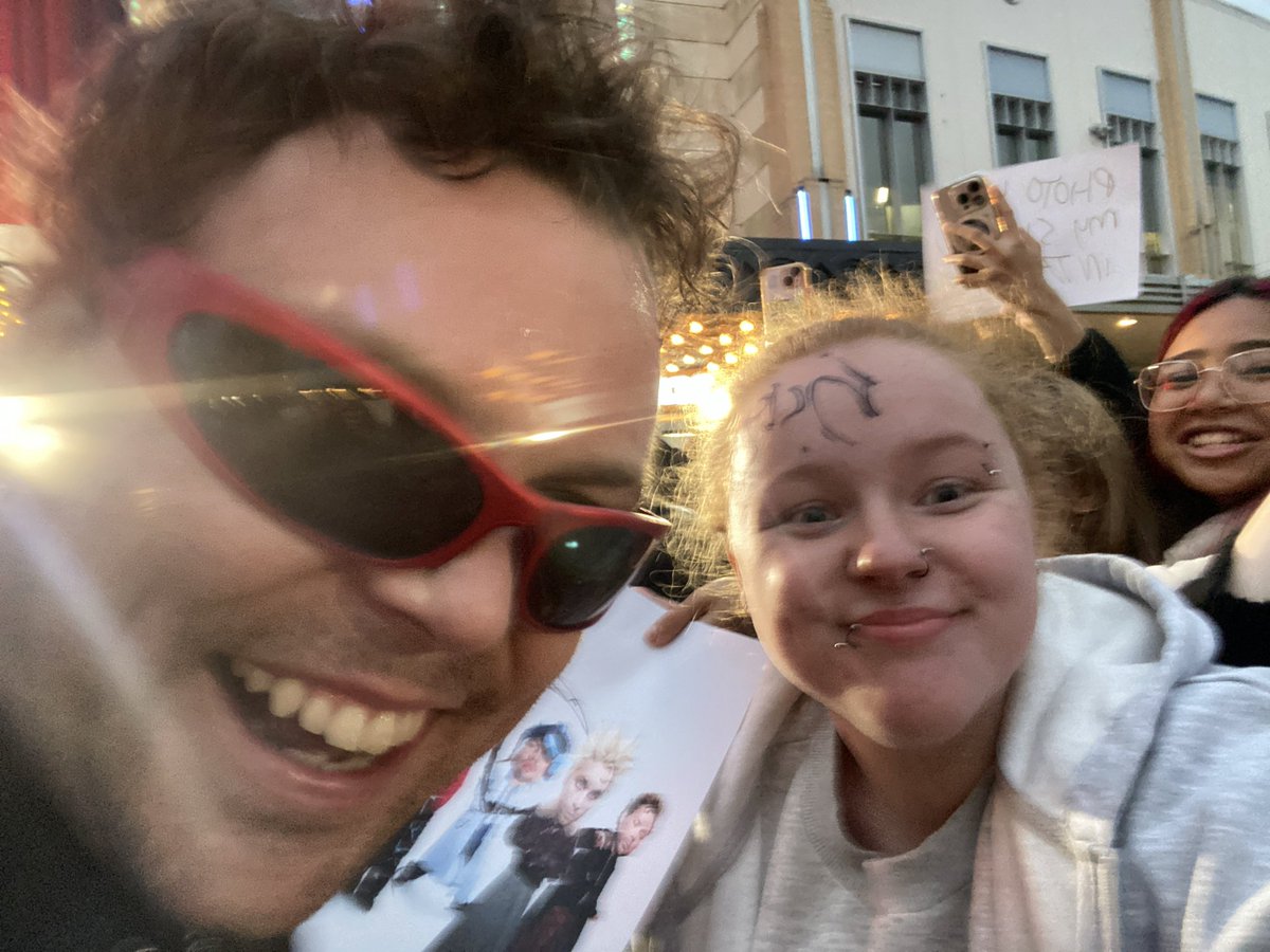 Anna_Sparklez's tweet photo. ASHTON SIGNED MY HEAD 😭
@5SOS @Ashton5SOS https://t.co/rnklhpBjpI