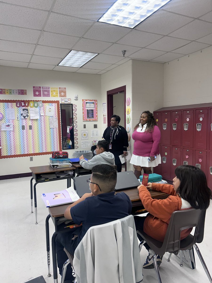 💛☕️Thank you to Danyell Wells, Executive Director of La La Land Foundation, for being Pleasant Grove Elementary’s Principal for a Day! She started her morning reading to a kindergarten class and touring the school.📖 #PrincipalForADay
