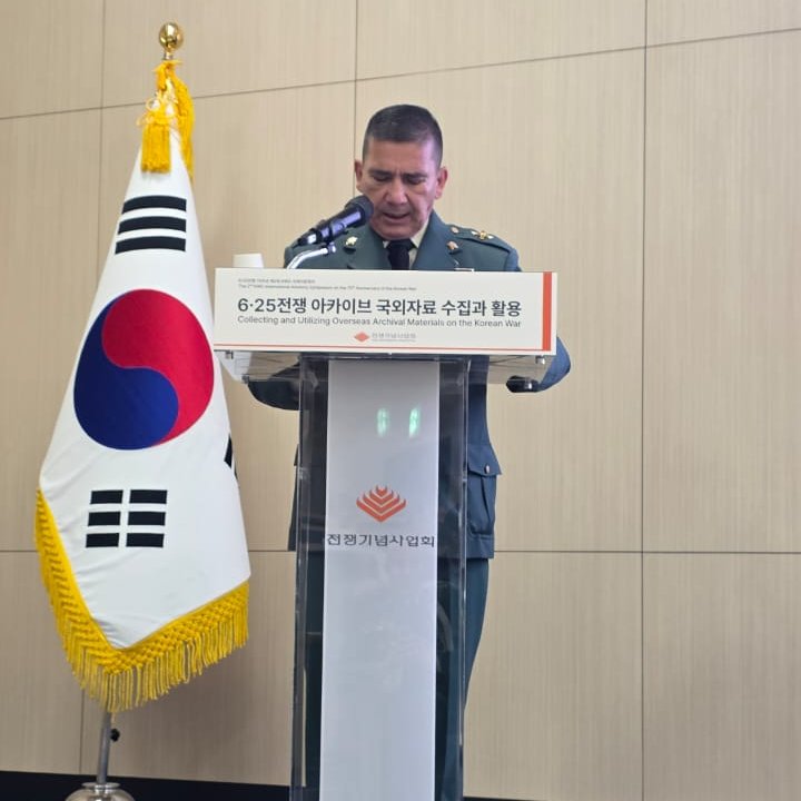 FuerzasMilCol's tweet image. En el @KorWarmemorial en  Corea, el coronel Juan Fernando Rodríguez del @CCOETFFMM expuso su investigación "El cubrimiento de los medios de comunicación de la Guerra de Corea 1951" ante alumnos de las escuelas de formación militar del @ROK_Army  @ROK_MND y panelistas expertos.…
