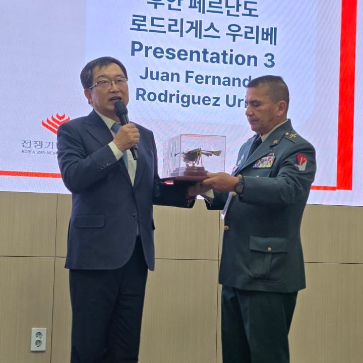 FuerzasMilCol's tweet image. En el @KorWarmemorial en  Corea, el coronel Juan Fernando Rodríguez del @CCOETFFMM expuso su investigación "El cubrimiento de los medios de comunicación de la Guerra de Corea 1951" ante alumnos de las escuelas de formación militar del @ROK_Army  @ROK_MND y panelistas expertos.…