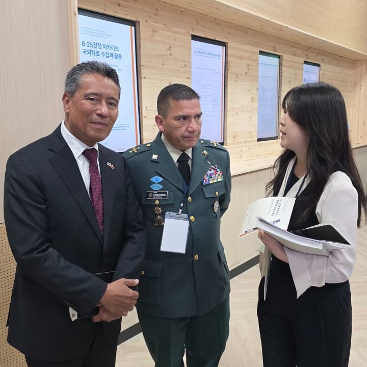 FuerzasMilCol's tweet image. En el @KorWarmemorial en  Corea, el coronel Juan Fernando Rodríguez del @CCOETFFMM expuso su investigación "El cubrimiento de los medios de comunicación de la Guerra de Corea 1951" ante alumnos de las escuelas de formación militar del @ROK_Army  @ROK_MND y panelistas expertos.…