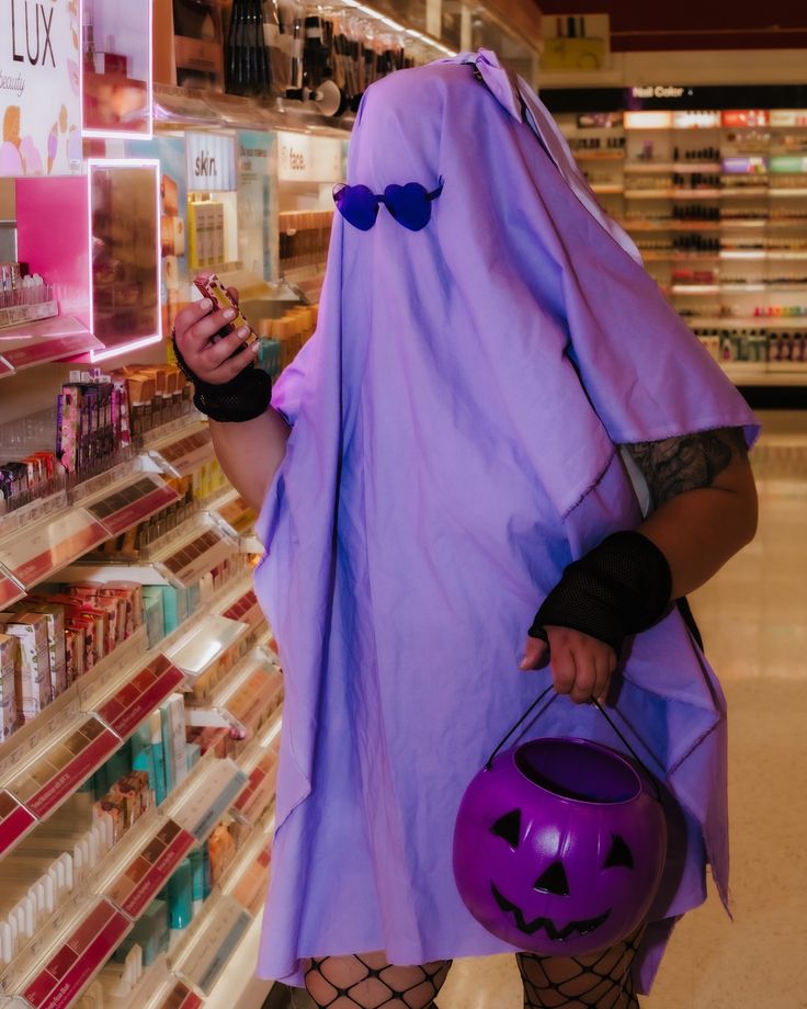 sydnithekiid's tweet image. crypto themed halloween costume ideas;

the ghost of @phantom
a unicorn for @Uniswap
a rocket for &quot;to the moon&quot;
a bear or a bull (it&apos;s obvious)
a fox for @MetaMask

what am i missing...?