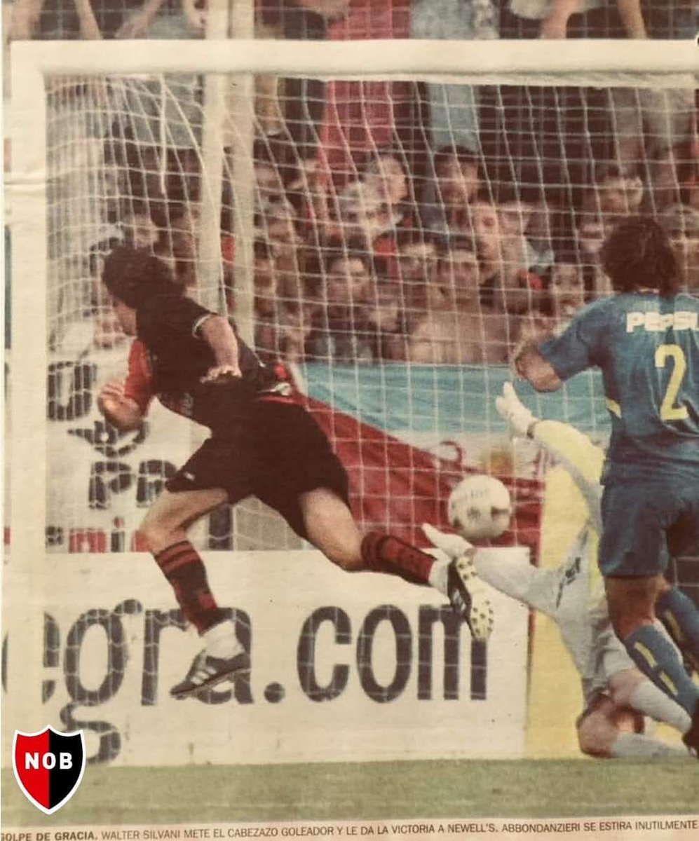 #Cultura 🔴⚫♾️

Un 29 de octubre de 2003, por la 12ª fecha del Apertura, vencemos en el parque a Boca 1 a 0 con gol del Cuqui Silvani. Newell's formó con: Palos; Ruiz, Bermúdez, Aguirre, Adinolfi; Patiño, Rosada, Guiñazú; Silvani; Rosales y Vásquez.
DT: Héctor Veira.