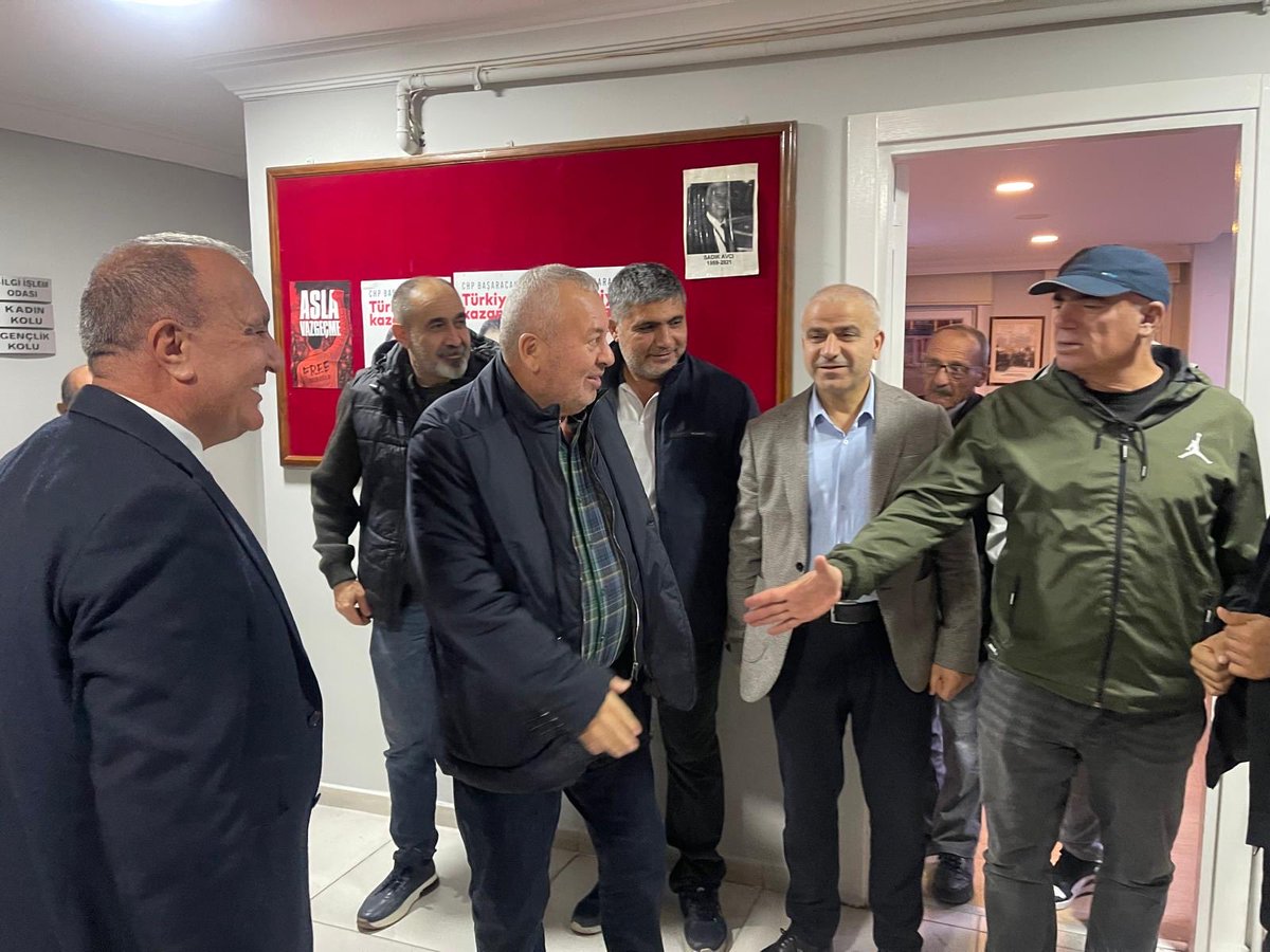 cenginyurt52's tweet photo. İstanbul Zeytinburnu İlçe Örgütümüzü ziyaret ettim. Cumhuriyetimizin 102. yılını büyük bir coşkuyla kutlayacağımız Fener Alayı yürüyüşümüze tüm yurttaşlarımızı bekliyoruz.
Saat 20.00’da Zeytinburnu Adliye Meydanında buluşuyoruz!
Yaşasın Cumhuriyet! 🇹🇷
@herkesicinCHP https://t.co/kK41yikmVR