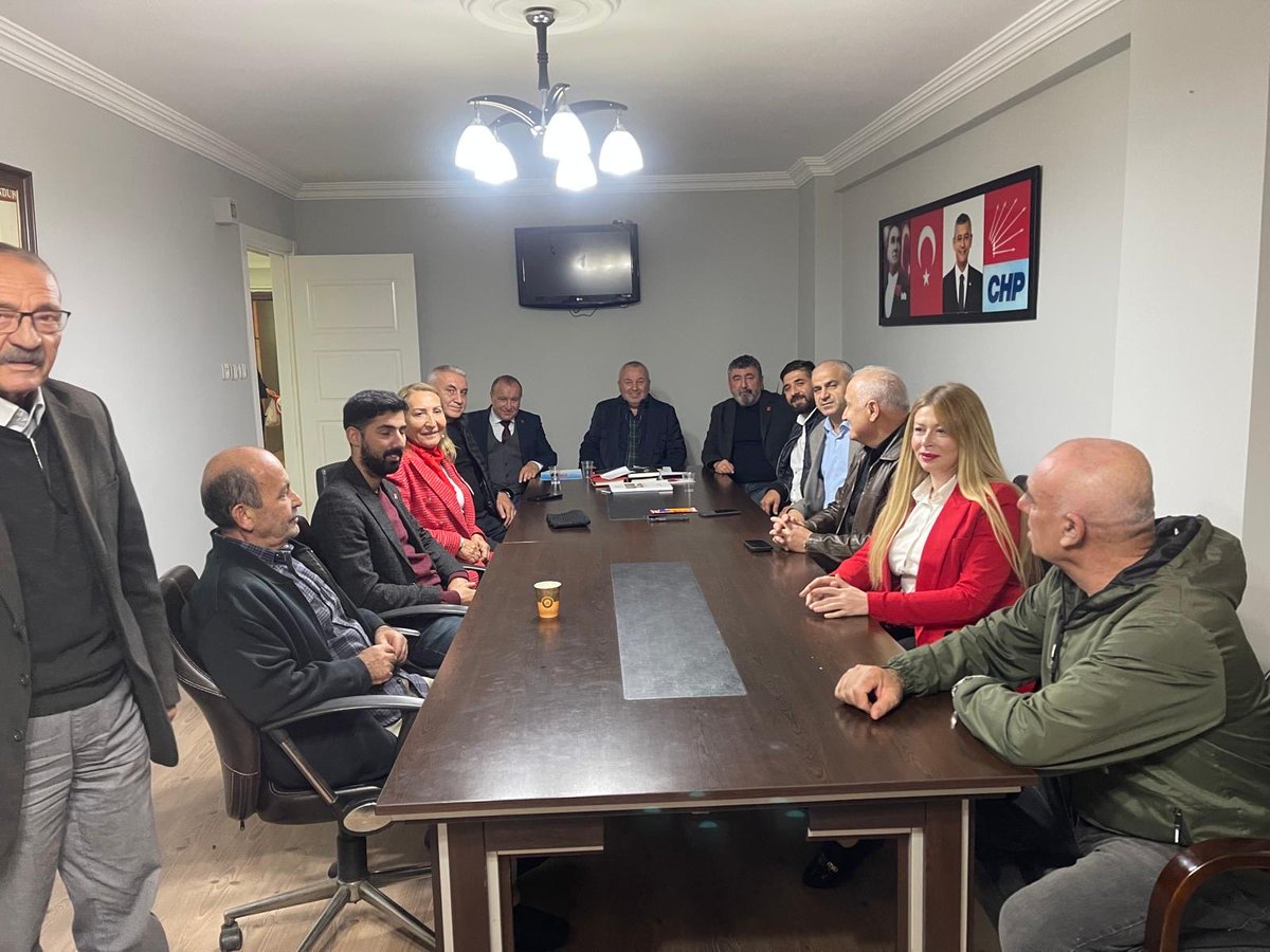 cenginyurt52's tweet photo. İstanbul Zeytinburnu İlçe Örgütümüzü ziyaret ettim. Cumhuriyetimizin 102. yılını büyük bir coşkuyla kutlayacağımız Fener Alayı yürüyüşümüze tüm yurttaşlarımızı bekliyoruz.
Saat 20.00’da Zeytinburnu Adliye Meydanında buluşuyoruz!
Yaşasın Cumhuriyet! 🇹🇷
@herkesicinCHP https://t.co/kK41yikmVR