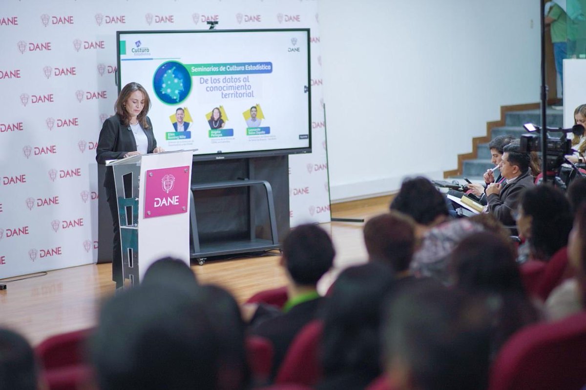 DANE_Colombia's tweet photo. Finalmente, la directora @Purdinola invitó a toda la ciudadanía a conocer el Centro de Datos Geoestadísticos, una herramienta que hoy abre sus puertas para integrarse a nuestra gran autopista de datos, con la que buscamos acercar aún más la información estadística a todos los colombianos.

“Donde hay cooperación en la producción y el entendimiento de los datos, hay mejores decisiones, comunidades más fuertes, realidades más visibles y, sobre todo, conocimiento territorial”, indicó. 💬📊

Ingresen aquí al Centro de Datos 👉🏽 https://t.co/3xbZXP5iIy