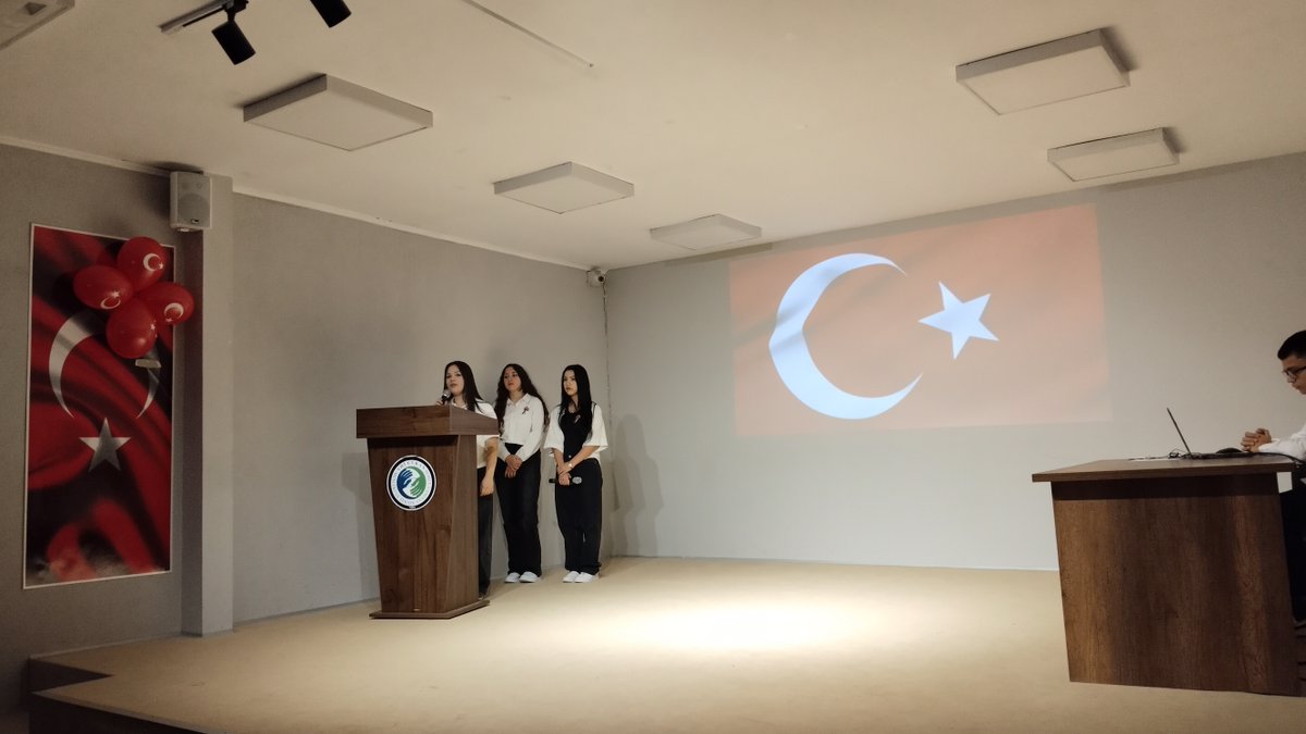 akyaziahievran's tweet photo. Cumhuriyetin kuruluşunu ve gelişimini anlatan kısa bir video gösterimi gerçekleştirildi. Öğrencilerimizin sunduğu özenle hazırlanmış oratoryo, kurtuluş mücadelesinden bugüne uzanan süreci sanatsal bir dille aktardı. https://t.co/22yH1W2GDF