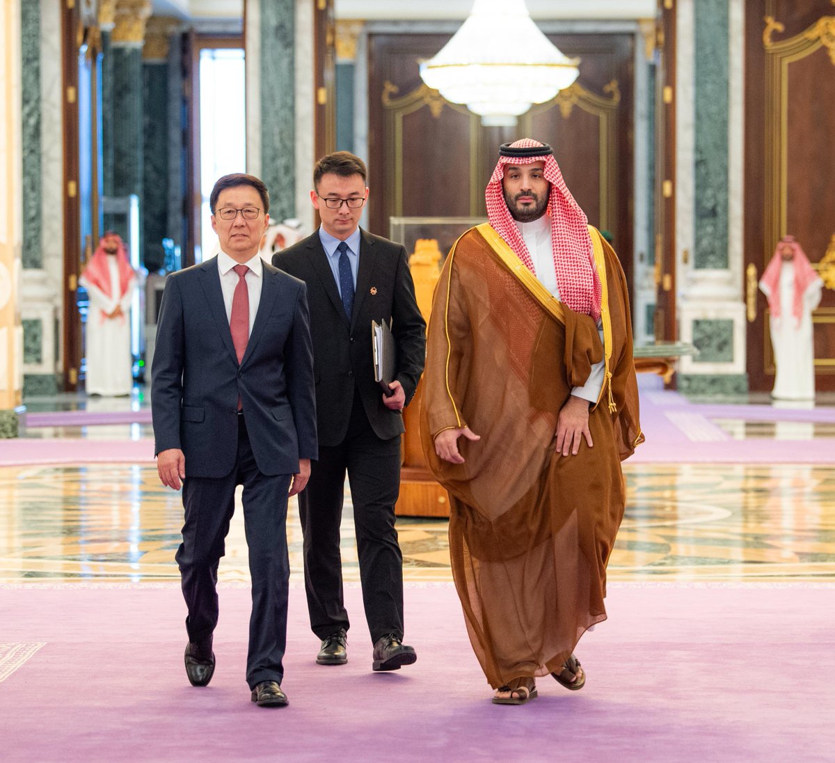 SaudiNews50's tweet photo. تفاصيل استقبال ولي العهد لنائب الرئيس الصيني في الرياض 

👇👇

استقبل صاحب السمو الملكي الأمير محمد بن سلمان بن عبدالعزيز آل سعود، ولي العهد رئيس مجلس الوزراء، في الديوان الملكي بقصر اليمامة، في الرياض، اليوم، معالي نائب رئيس جمهورية الصين الشعبية السيد هان تشنغ.

خلال الاستقبال استعراض العلاقات الثنائية بين البلدين الصديقين، وأوجه التعاون المشترك وآفاق تعزيزه، بالإضافة إلى بحث المستجدات في المنطقة وآخر التطورات على المستوى الدولي، وجهود البلدين تجاهها.

حضر الاستقبال صاحب السمو الملكي الأمير عبدالعزيز بن سلمان بن عبدالعزيز وزير الطاقة، وصاحب السمو الملكي الأمير عبدالعزيز بن تركي بن فيصل بن عبدالعزيز وزير الرياضة، وصاحب السمو الملكي الأمير عبدالعزيز بن سعود بن نايف بن عبدالعزيز وزير الداخلية، وصاحب السمو الملكي الأمير عبدالله بن بندر بن عبدالعزيز وزير الحرس الوطني، وصاحب السمو الأمير فيصل بن فرحان بن عبدالله وزير الخارجية، ومعالي وزير الدولة عضو مجلس الوزراء مستشار الأمن الوطني الدكتور مساعد بن محمد العيبان، ومعالي وزير التجارة الدكتور ماجد بن عبدالله القصبي، ومعالي محافظ صندوق الاستثمارات العامة الأستاذ ياسر بن عثمان الرميان، ومعالي المستشار في الديوان الملكي الأستاذ محمد التويجري، ومعالي وزير النقل والخدمات اللوجستية المهندس صالح الجاسر، ومعالي سفير خادم الحرمين الشريفين لدى جمهورية الصين الأستاذ عبدالرحمن الحربي.

فيما حضر من الجانب الصيني السفير لدى المملكة السيد تشانغ هوا، ونائب رئيس لجنة التنمية والاصلاح الوطنية السيد وانغ تشانغ لين، ونائب وزير النقل السيد شوتشنغ قوانغ، ورئيس مجلس تعزيز التجارة الدولية الصيني السيد رن هونغ بين، ومبعوث الحكومات الصينية الخاص لشؤون الشرق الأوسط السيد تشاي جيون، ومساعد وزير التجارة السيد يوان شياو مينغ.

-