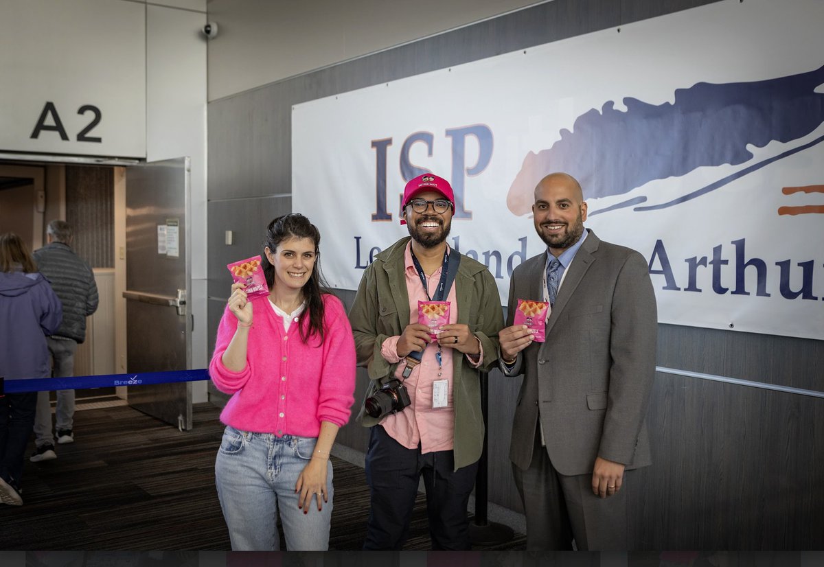 What do waffles, flights &amp; pink all have in common? Raising breast cancer awareness &amp; funding. 🧇✈️✨💖 ISP customers loved the <a href="/BreezeAirways/">Breeze Airways</a> &amp; @BelgianBoys pop-up collab 10/27 at ISP.  The Snack and Support campaign donates a portion of every pink snack purchased to the Breast