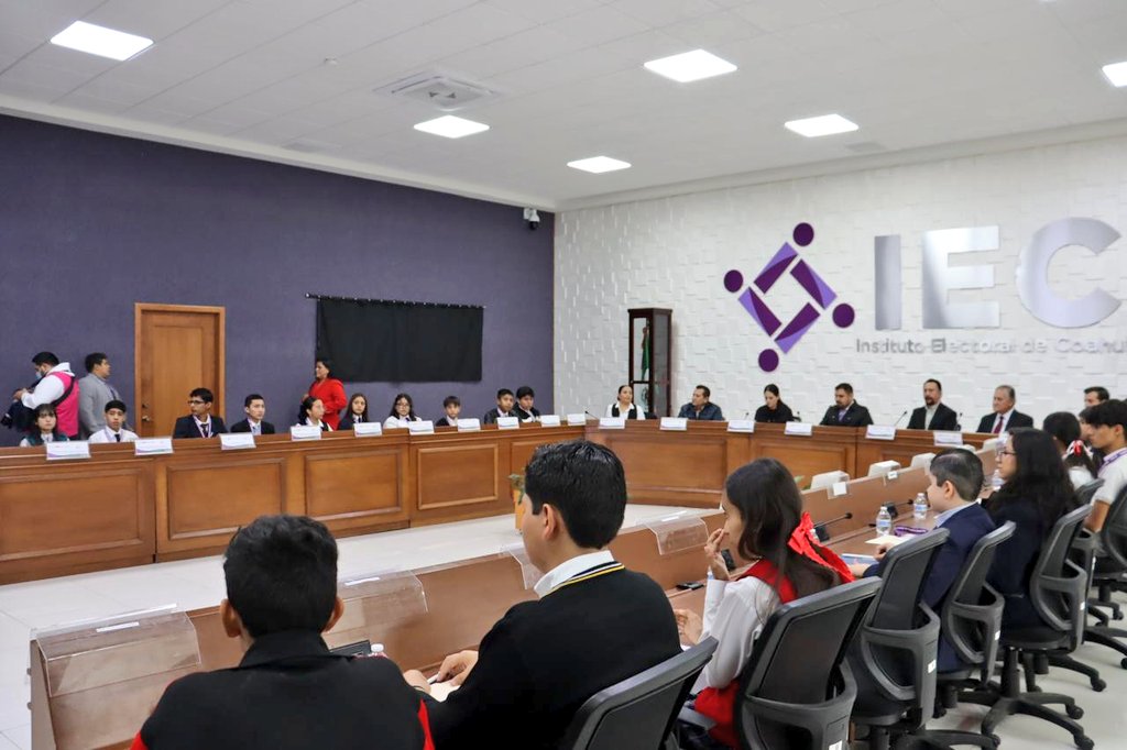 IEC_Coahuila's tweet photo. Los Consejeros Electorales Juan Antonio Silva Espinoza y @jccr11; y Gerardo Blanco Guerra, Secretario Ejecutivo del IEC, presentes en la entrega de constancias de mayoría relativa y representación proporcional a las y los diputados del Parlamento Estudiantil Coahuila 2025. https://t.co/EV9SRqEKHa