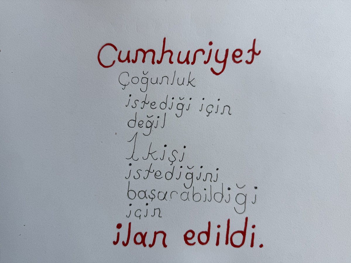 Cumhuriyet sadece bir yönetim biçimi değil…
Bir zihnin kendi ışığını yakma hakkıdır.

Bugün 29 Ekim.
1923’te bir ülke için ilan edilen Cumhuriyet,
2025’te zihinlerde yeniden doğuyor.

Kohi, her bireyin kendi iç cumhuriyetini ilan edebilmesi için var:
kendi sınırını çizebilmesi,