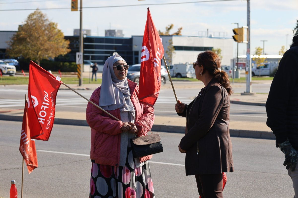 UniforTheUnion's tweet photo. HAPPENING NOW: Hundreds of Unifor members and supporters are rallying in solidarity at the @StellantisNA plant in Brampton, Ont. today to protect Canadian jobs and the future of Canada’s auto industry.
#canlab https://t.co/FGM9d7KJY2