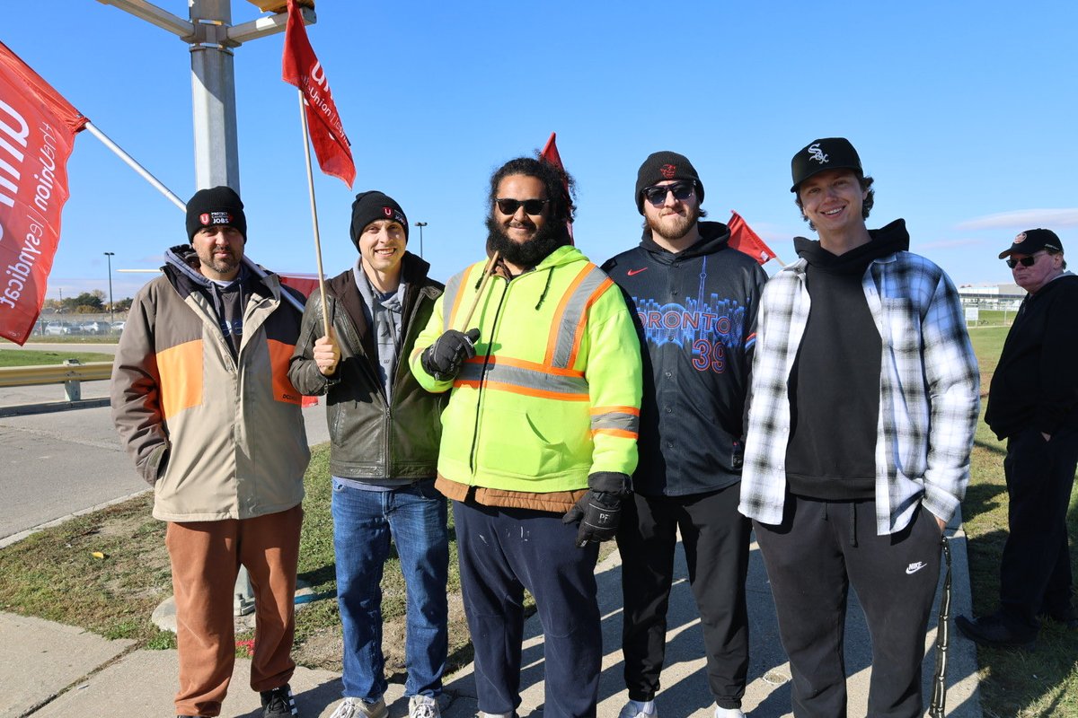 UniforTheUnion's tweet photo. HAPPENING NOW: Hundreds of Unifor members and supporters are rallying in solidarity at the @StellantisNA plant in Brampton, Ont. today to protect Canadian jobs and the future of Canada’s auto industry.
#canlab https://t.co/FGM9d7KJY2