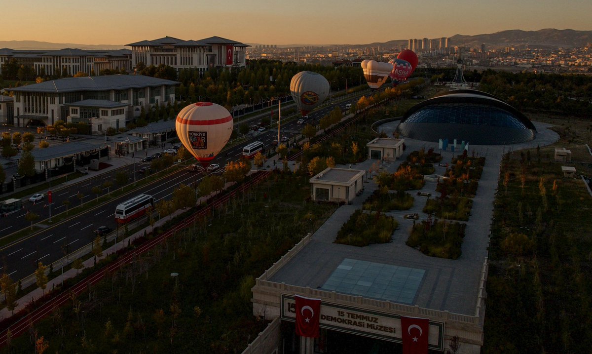 a_uraloglu's tweet photo. 🇹🇷 Cumhuriyetimizin 102. yılı coşkusunu balonlarımızla taçlandırdık!

Cumhurbaşkanlığı Külliyesi ve Millet Ormanı’nda düzenlenen “Yere Bağlı Sıcak Hava Balonu Etkinliği” ile 29 Ekim heyecanını hep birlikte yaşadık.

🎈 Rüzgarla dalgalanan ay yıldızlı balonlarımız, Cumhuriyet Bayramımızın gururunu ve sevincini tüm görkemiyle yansıttı.

📍Ankara

#29Ekim
