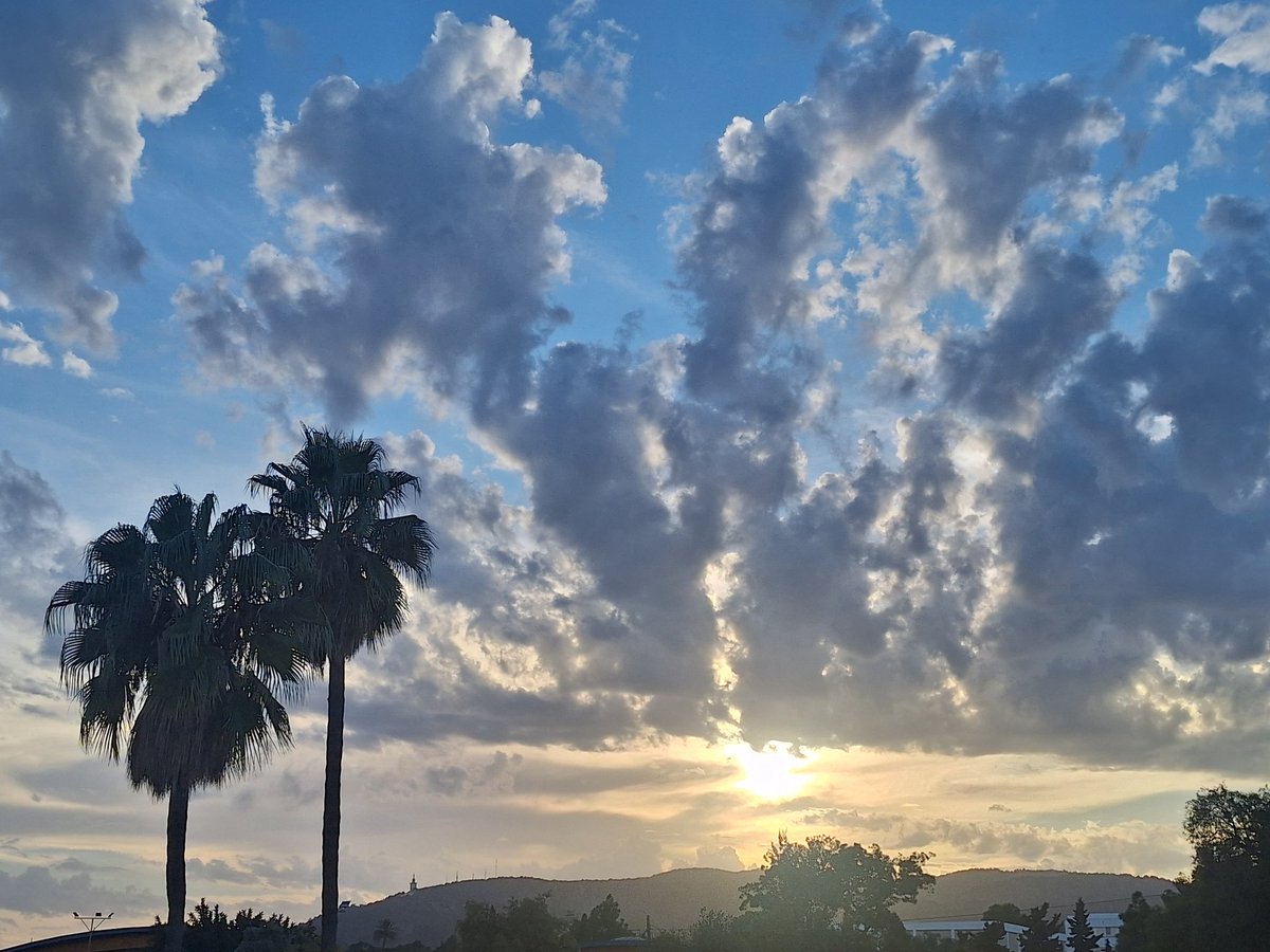Que prest es posa el sol...
<a href="/AEMET_Baleares/">AEMET_Baleares</a> 
<a href="/MiquelSalamanca/">Miquel Salamanca</a> 
<a href="/TempsIB3/">El temps IB3</a>