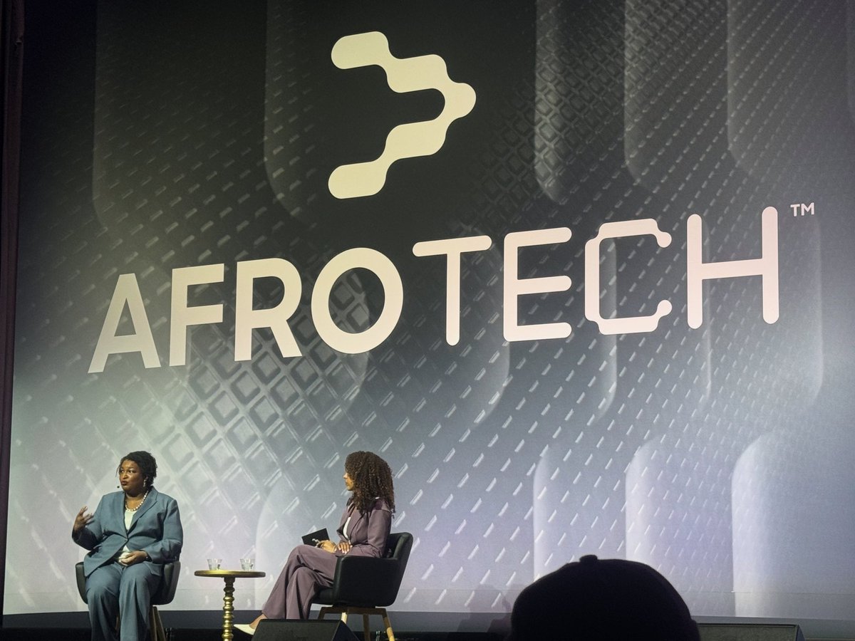 rolandsmartin's tweet photo. watch this @AfroTech #Afrotech25 conversation with @staceyabrams now https://t.co/7nXIz8DKwM. Or go to the @blkstarnetwork app. #BlackOwnedMediaMatters https://t.co/Dr9fXgp3Yp