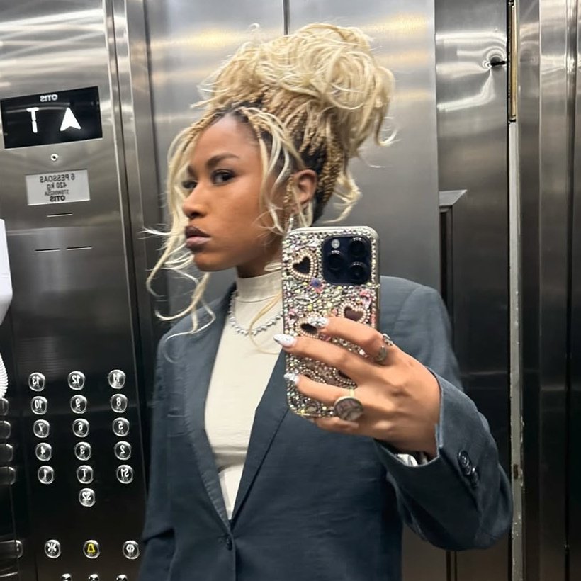 amoacatwoman's tweet image. o icon                     / /         quem está por trás