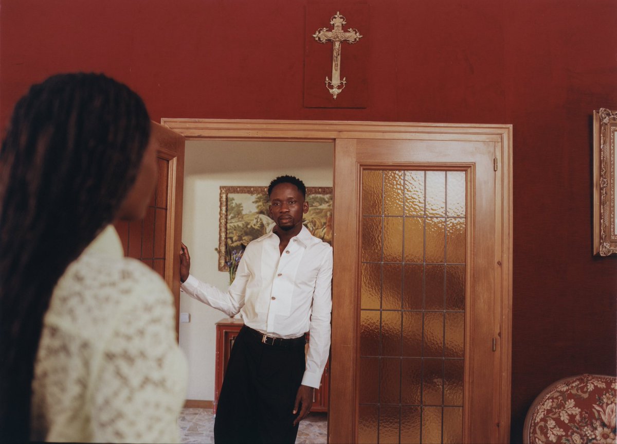 mreazi's tweet photo. MAISON ROUGE 🏠🌹 OUT NOW

Listen Now - https://t.co/VDfVVJ9GNi

My new 7 song project, Maison Rouge, is here.
recorded while I was living in a guest house called Maison Rouge in Cotonou, Benin.

This one takes me right back to the Banku Music sound that started it all. No features, just me, my thoughts, my melodies.

This ain’t for the club.

 🏠🌹POUR A GLASS OF RED / HENJOY