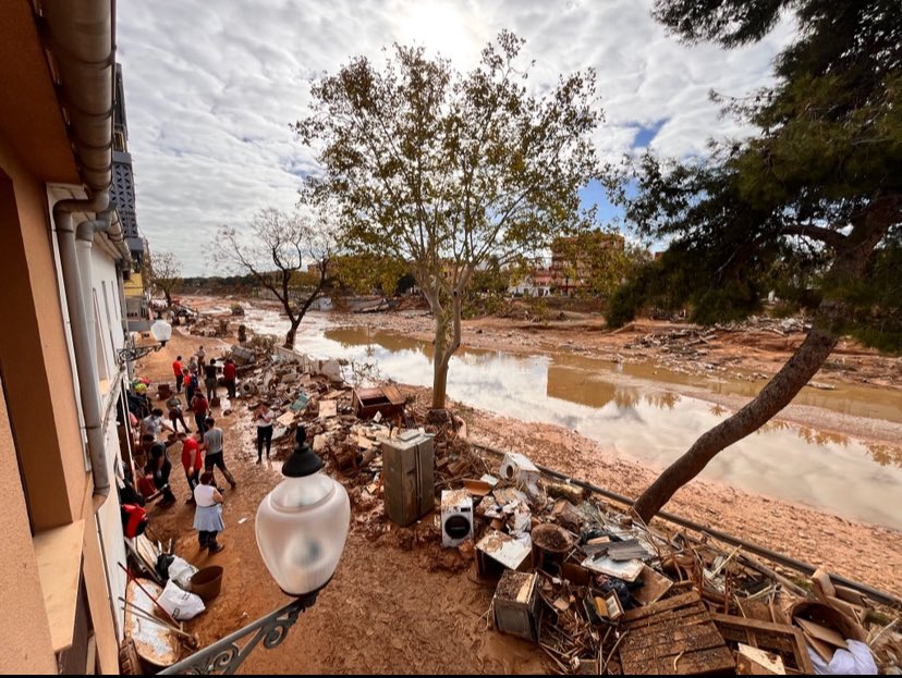 Pels veïns que ja no estan, per les llàgrimes dels meus pares, per la por que sent la meua filla encara, pels voluntaris anònims, per la ràbia i dolor que es repeteixen cada dia … 
El 29O no s’oblida #Picanya #danavalencia